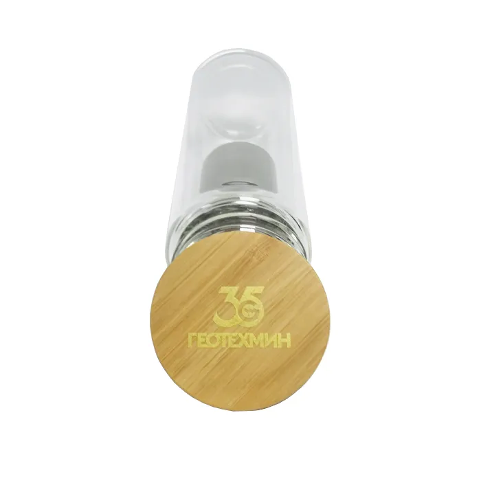 Боросиликатна бутилка1 Боросиликатна стъклена бутилка с бамбуков капак и вграден инфузер за чай.