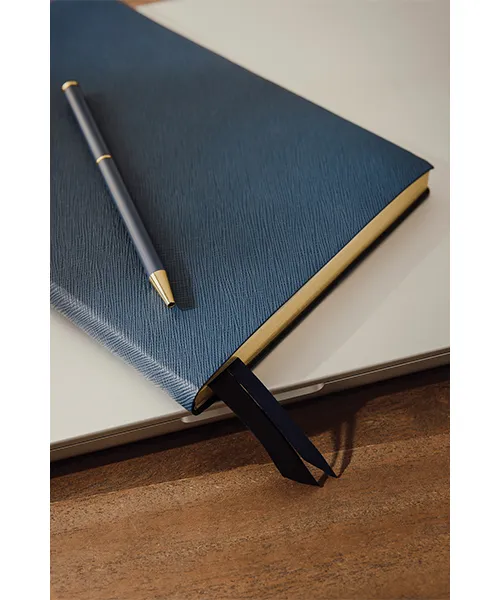 komplekt tefter himikalka v77312 13 В близък план се виждат златистите ръбове по страниците на тефтера