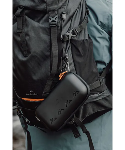 Sportna-kurpa nd600.00 6 Бързосъхнеща спортна кърпа с карабинер, закрепена към туристическа раница