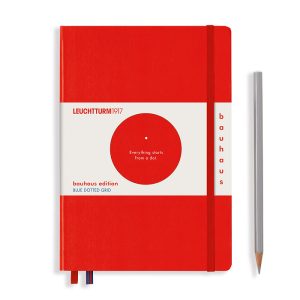 Leuchtturm1917 Тефтер на точки Цветни ръбове на страниците и съответстващи по цвят пунктирани линии за вдъхновение при писане Подвързан с конец, тефтерът се отваря напълно плоско за максимално удобство Два маркера за страници, празно съдържание и номерирани страници за лесна организация Разполага джоб, еластична лента за сигурно затваряне и 8 перфорирани листа за откъсване Качествена хартия – 80 g/m² в кремав цвят за подобрена четливост и висока съвместимост с различни мастила Елегантни цветови комбинации – Черен, Жълт, Син и Червен Размери: A5 (145 x 210 mm) Страници: 251 на точки