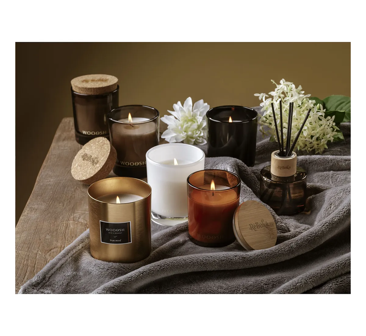 Ароматизатор 196143m Ароматните пръчици Wooosh в комбинация с минималистичен интериор за стилна атмосфера.