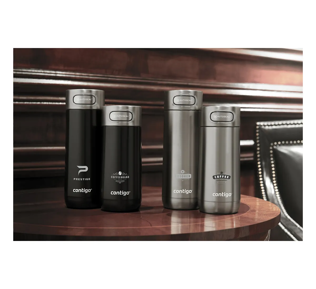 ТермоЧаша 201001f Термочаша 470мл от Contigo® с елегантен металически финиш върху дървена повърхност