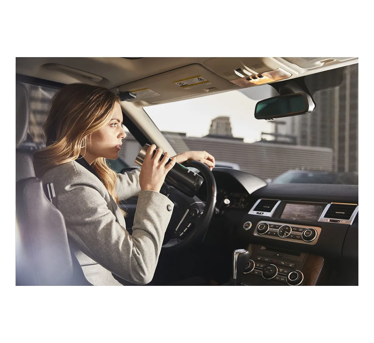 ТермоЧаша 201098j Изглед на термочаша, поставена в автомобилен държач по време на път