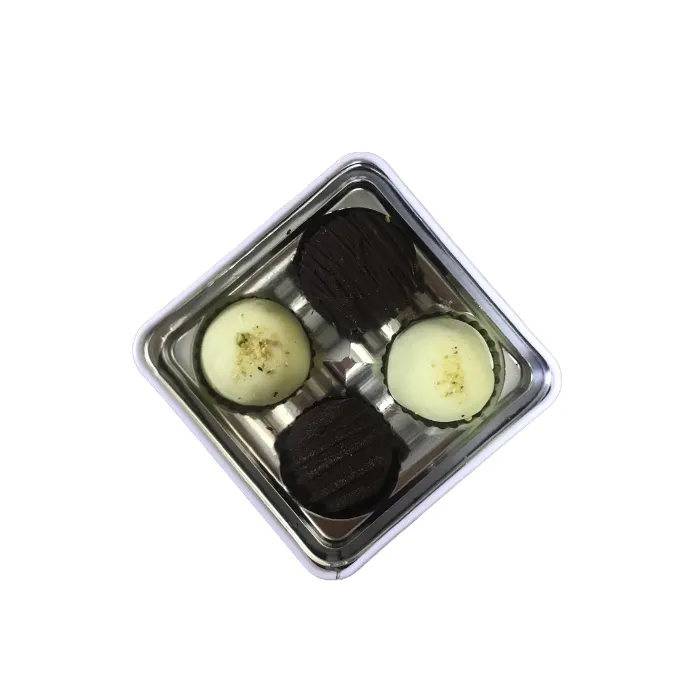 Бонбони_3 Бонбониера Calm & Bright с подредени шоколадови бонбони Ferrero Rocher