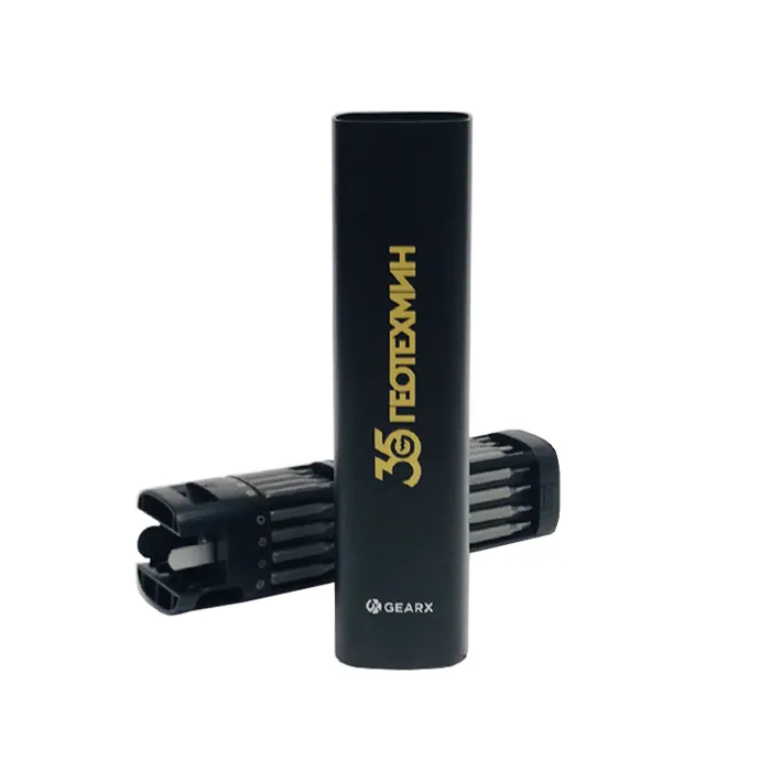 Комплект отвертки с високоточни накрайници, подредени в алуминиева кутия от рециклиран материал.