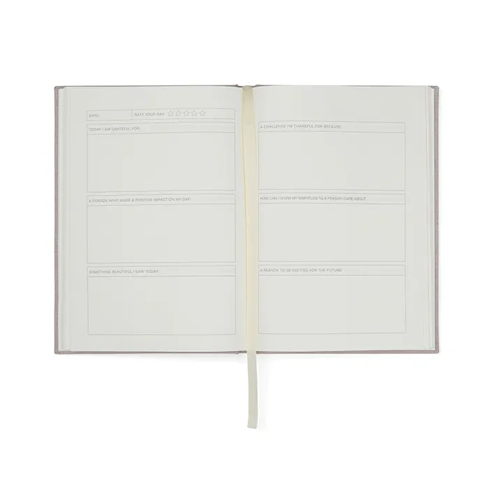 Дневник_13 Вдъхновяващ дневник VINGA Thankfulness с отворени страници и лента за отметки.