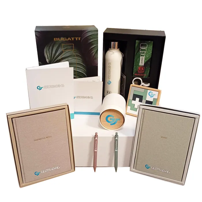 Общ поглед на комплект Geotrading с всички елементи, включително дневник, свещ и бележник.