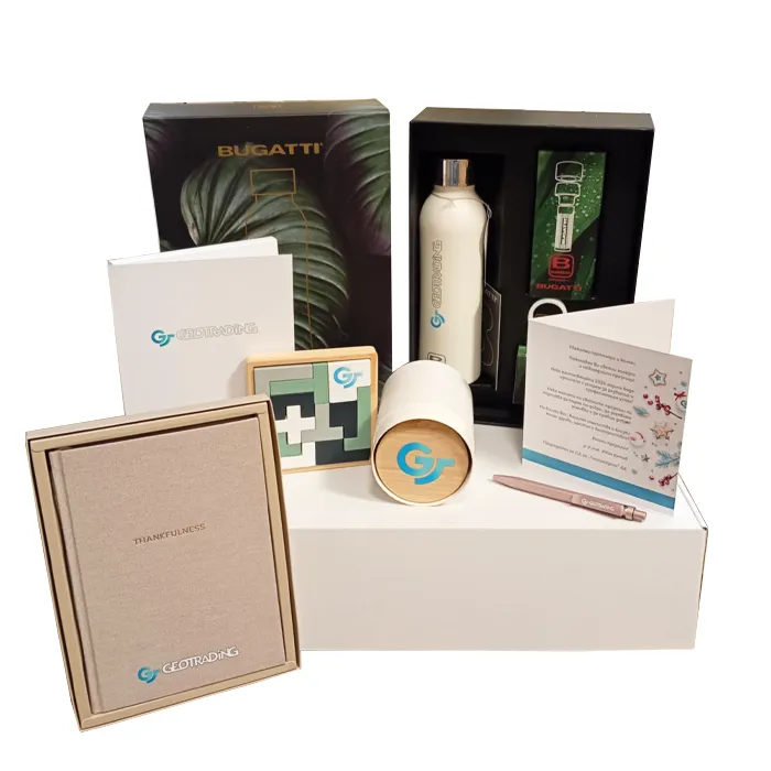 Комплект Геотрейдинг_9 Набор от продукти от комплекта, включително термо бутилка, дневник и свещ, на светъл фон.