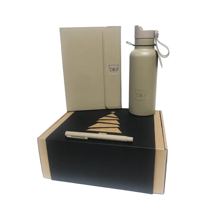 Vinga_Set_10 Комплект с бутилка за вода, тефтер A5 и метална химикалка подредени на бяла повърхност