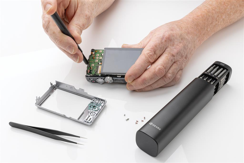 Отвертка__m_401 Прецизна отвертка с магнитни накрайници за работа с деликатна електроника и малки винтове.