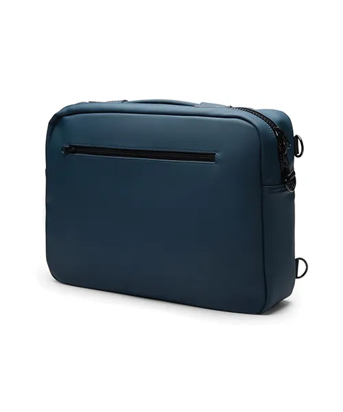 Раница Куфар_8 Страничен профил на раницата, показващ нейната тънка и елегантна форма