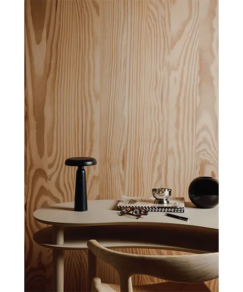 Настолна Лампа _4 Настолна лампа VINGA Avery с гладка повърхност и минималистичен силует, лесна за интегриране в интериора.