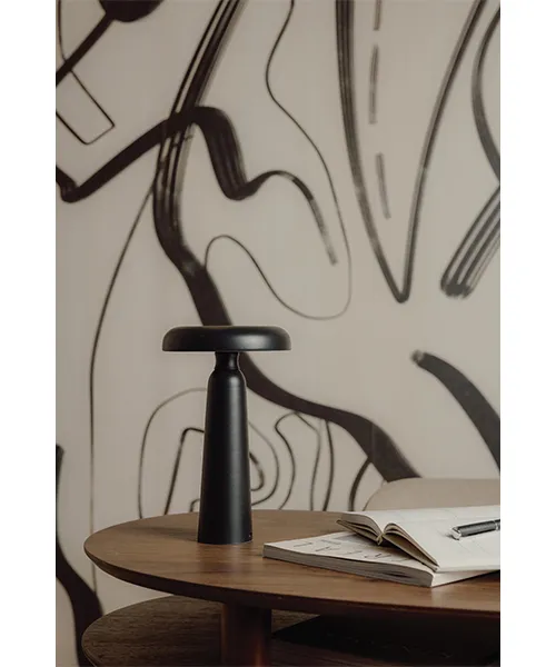 Настолна Лампа _5 Лампа с компактни размери, която предлага оптимална светлина за работно бюро и четене.