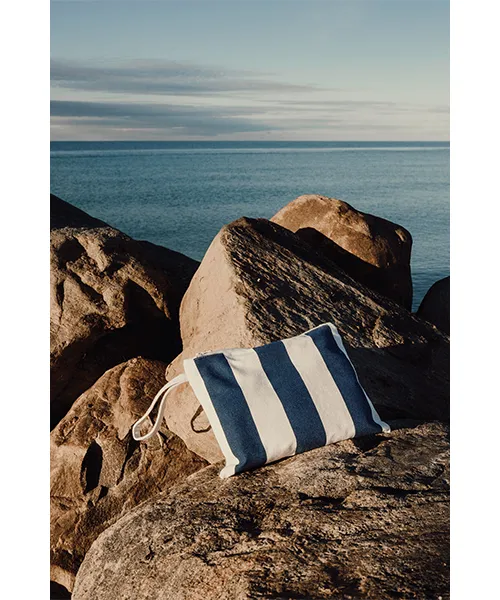 Несесер _3 Компактна чанта с двуцветен райе десен, която лесно се пренася и държи личните Ви вещи организирани.