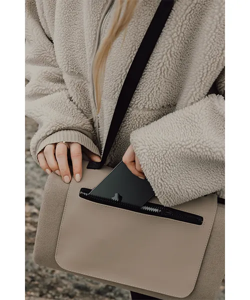 Пикник одеяло _5 Предният джоб с цип за ключове или телефон