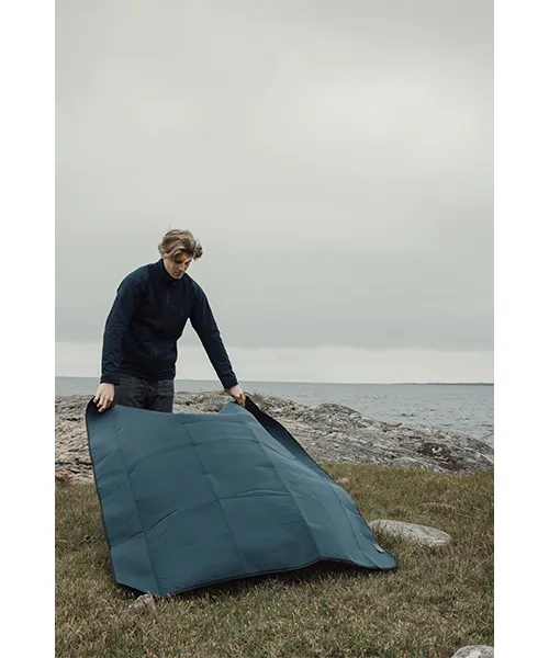 Пикник одеяло _9 Пикник одеяло VINGA разположено върху пясъчния плаж