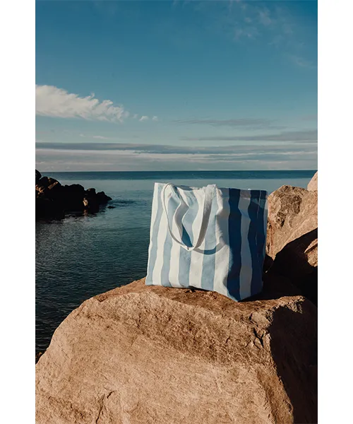 Плажна чанта_2 Компактна, но просторна чанта VINGA Lagoa за всички лични вещи.