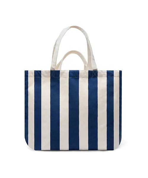 Чанта VINGA Lagoa в плажна или градска среда, създава усещане за комфорт и елегантност.