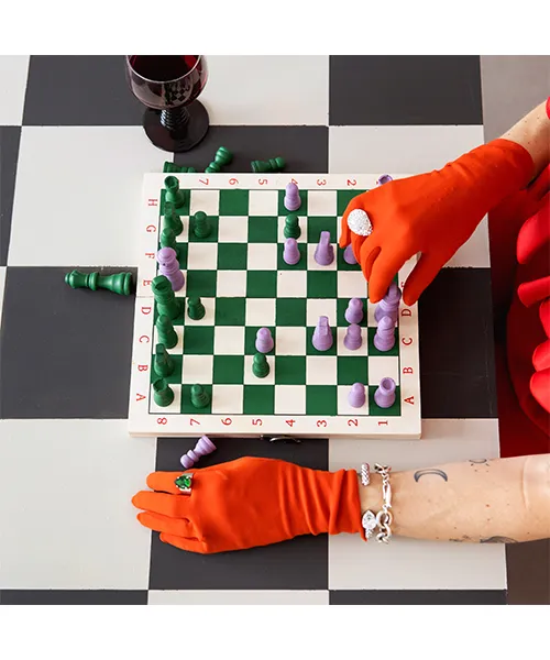 Игра LT53005_ 2 Модерен шахматен комплект като цветен акцент в интериора.