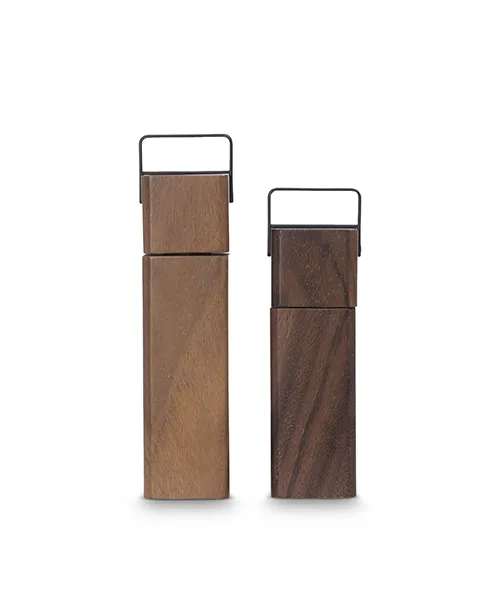 сол и пипер 3 Мелничка за сол и пипер с устойчив керамичен механизъм.